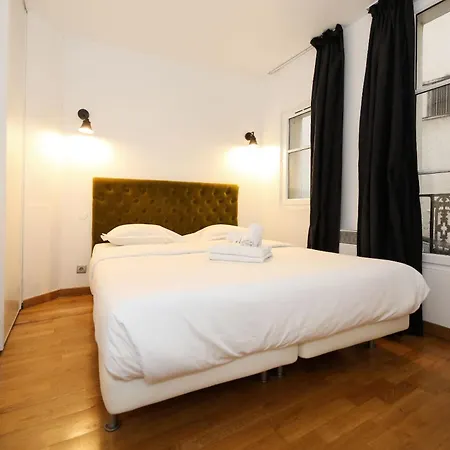 Service - En Face Du Musee - 5 * Paris