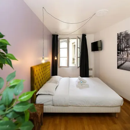 Service - En Face Du Musee - 5 Paris