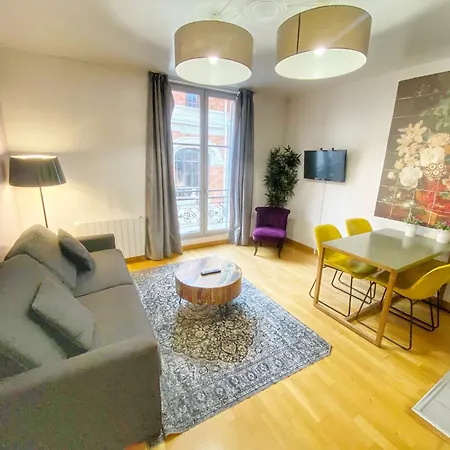 Service - En Face Du Musee - 5 * Paris
