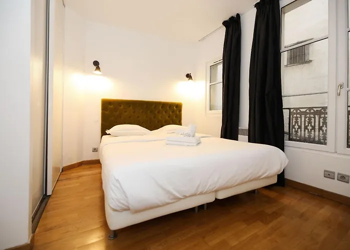 Service - En Face Du Musee - 5 * Paris